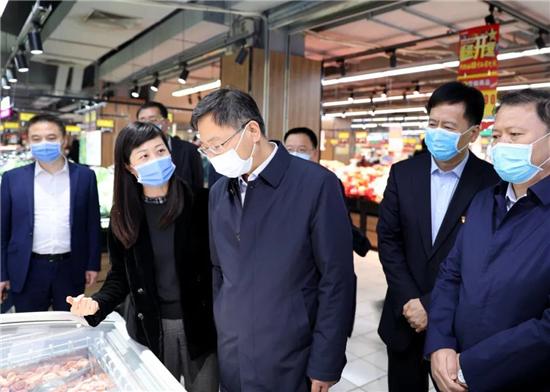 马晓磊首先来到淄博中润新玛特购物广场,实地了解超市冷冻食品销售和